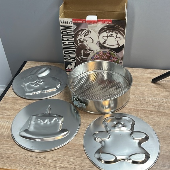 Vintage 1994 Metro Moulded Springform Bake Pans Teddy Bear Birthday Cake Bunny - Picture 4 of 10